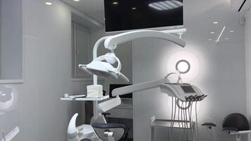 Zahnarzt Stuhl, hell Innere Aussicht von modern leeren Dental Chirurgie modern trainieren Zahnheilkunde, Medizin Stomatologie Konzept modern Dental Klinik Büro Innere Bokeh Innere von ein stomatologische Kabinett video