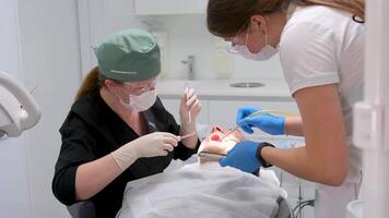 donna medico dentista rimuove uomo paziente dente pesante facile estrazione difficile dente estrazione, dente estrazione utensili grazia curetta, piezo scaler, piezo scaler attaccamento, piezo scaler chiave inglese, lussatore, video