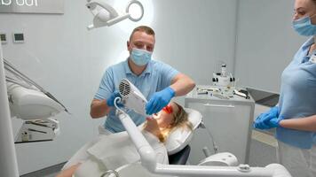 optragera mun expander använder sig av amerikan tänder blekning maskin i dental klinik läkare dragande ultraviolett lampa patientens tänder senast teknologi behandling rengöring tänder hälsa skönhet personlig vård video