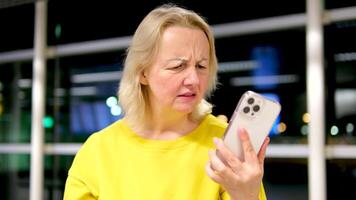 wütend unzufrieden Frau Fluchen überrascht durch das Telefon Anruf unangenehm Botschaft faltig gefurcht Stirn Erwachsene blond Frau im Gelb passen winken Hände unzufrieden suchen Negativ Emotion Zorn Wut video