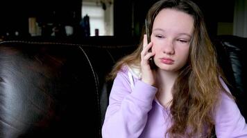 kalmte gelaats uitdrukking antwoorden vragen mooi echt mensen tiener- meisje pratend Aan de telefoon tiener adolescentie oplossen problemen pratend naar een vriend communicatie sociaal netwerken video