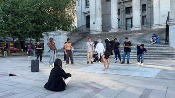 breakdance em a rua do Vancouver jovem adolescentes dança colecionar dinheiro a partir de a multidão do pessoas dentro a cidade Centro Canadá Vancouver video