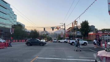 vita nel un' grande città tiro a partire dal il finestra di un' auto passaggio vicino grattacieli traffico luci luci di altro macchine sera il sole imposta movimento video