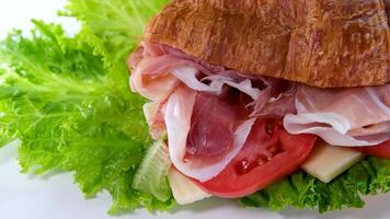 croissant avec Viande et des légumes. Frais végétalien croissant. végétalien en bonne santé petit déjeuner avec délicieux croissant. video