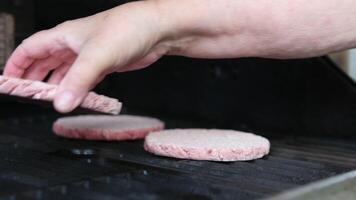 grigliato cotolette preparazione di Manzo cotolette. cotoletta è fritte nel un' griglia padella, avvicinamento video