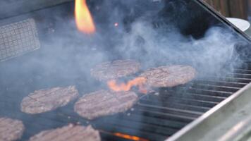 Koken biefstuk Aan de rooster barbecue gegrild schnitzels smakelijk vlees voor een hamburger gekookt Aan een vurig barbecue grillen. ongezond, maar heel bevredigend eiwit smakelijk hamburger in gewoontjes bar video