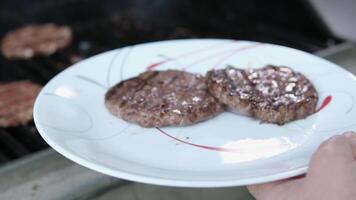 cozinhando bife em a grade churrasco video