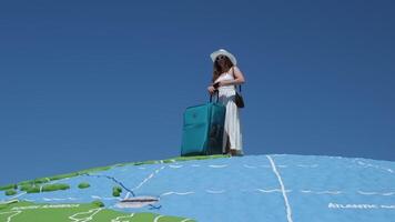 fille avec une valise dans une chaud air ballon valise est tombée distraits inattention inattention distraits tour une façon blanc chapeau blanc robe femme video