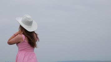 White hat Girl in a pink dress on the ocean A wide shot of a teen strolling barefoot at the beach video