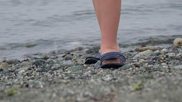 ampla Preto masculino sandálias de dedo em a mar pés video