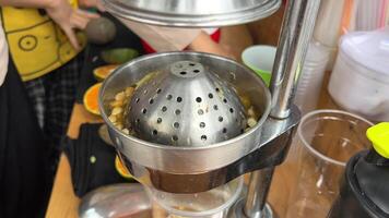 apertando suco a partir de verde laranjas Vietnã rua Comida bebidas com gelo preparado dentro anti-higiênico condições video