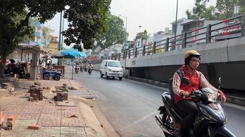 Vietnam ho chi minh stad 18.05.2024 brug kruising veel auto's onmogelijk naar kruis de weg een veel van verkeer in de stad centrum video