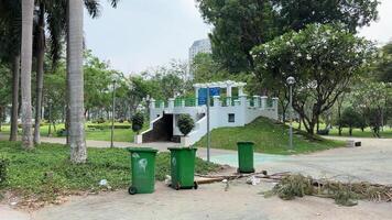 Vietnam Ho chi minh ciudad 18.05.2024 público baño basura latas real vida cerca el parque para gente conveniencia video