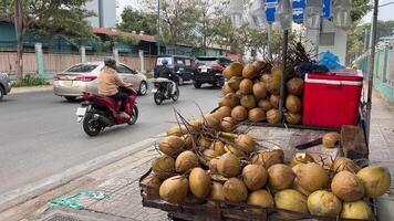 Vietnã ho chi minh cidade 18.05.2024 coco impedir acima a estrada uma homem vende muitos diferente fresco cocos dentro uma motocicleta passagem de uma muitos do tráfego video