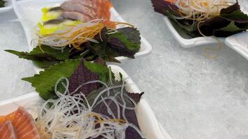 zeevruchten oesters rood vis buffet prachtig versierd banket tafel met voorgerechten van verschillend types van vis, sauzen en kaviaar in oester schelpen. feestelijk zeevruchten buffet, detailopname video