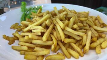 français frites sur une blanc assiette français frites dans une blanc plat sur blanc arrière-plan, proche en haut. video