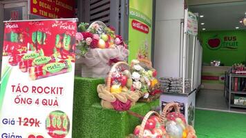 Vietnam ho chi minh stad 18.05.2024 straat winkels cafés straat voedsel net zo voetgangers voorbij gaan aan door verschillend Open winkels met bloemen, cadeaus en verschillend types van voedsel video