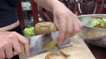 tagliare e preparare frutta per il tavolo d'oro foglia albero, stella Mela o chrysophyllum cainito frutta cainito, Caimito, catrame mela, stella mela, viola stella mela, d'oro foglia albero, Abiaba, pomme de lait video