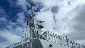 das Oberer, höher Deck von das Fähre Abflug von Kanada zu Vancouver Insel ist ein sauber Weiß Deck mit ein Blau Flagge Weiß Streifen auf ein Blau Hintergrund diese ist das Flagge von das Fähre überall Meer Ozean video