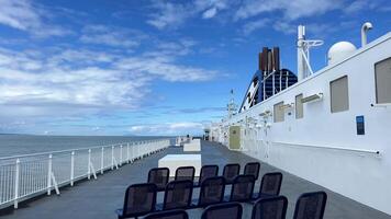 das Oberer, höher Deck von das Fähre Abflug von Kanada zu Vancouver Insel ist ein sauber Weiß Deck mit ein Blau Flagge Weiß Streifen auf ein Blau Hintergrund diese ist das Flagge von das Fähre überall Meer Ozean video