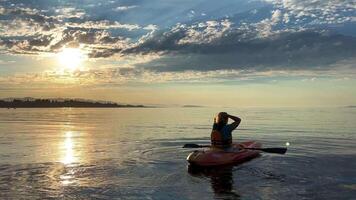 parquesville playa lado del surf rv adulto mujer en un Deportes fiesta ella paletas mientras sentado en kayac es kayak para el primero hora ocio para adultos viaje agencia hermosa clima Pacífico Oceano Canadá video