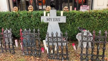 Trick oder behandeln Halloween Dekorationen beim Zuhause Hexen hing auf das Veranda Einführung Skelette, Knochen Amerika hell feiern Halloween Haus ist bereit zu erhalten Kinder zu geben Sie Süßigkeiten video