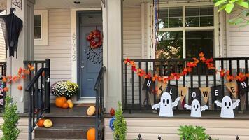 lura eller behandla halloween dekorationer på Hem häxor hängd på de veranda införande skelett, ben Amerika ljust fira halloween hus är redo till motta barn till ge dem sötsaker video