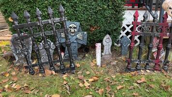 truc of traktatie halloween decoraties Bij huis heksen hing Aan de veranda introduceren skeletten, botten Amerika helder vieren halloween huis is klaar naar te ontvangen kinderen naar geven hen snoepgoed video