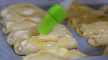 crudo Impasto appena fatto torte con Villetta formaggio su un' cottura al forno foglio delizioso Crosta delizioso cibo ristorante servendo fatti in casa Impasto con il tuo proprio mani utile Villetta formaggio calcio per bambini video