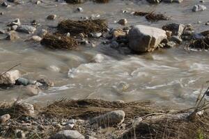 lento velocidad de obturación a el almanzora río, el río fluye foto