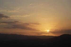 puesta de sol detrás el montañas, España foto
