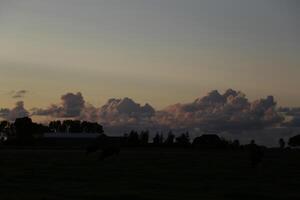 puesta de sol en el Países Bajos, nubes, colores foto