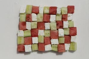 mosaico de un ensalada de sandía, pepino, queso feta queso foto