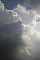 torbellino, tornado en el cielo, no alcanzar el suelo foto