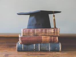 un graduación soltero gorra en un apilar de libro, conocimiento y educación concepto. foto