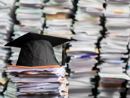 un graduación soltero gorra en un apilar de papel, nuevo graduado trabajo caza concepto. foto