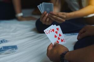 de cerca ver de el tarjetas en el del jugador mano. tarjetas arreglado 6,7,8 corazones. concepto jugar tarjetas a ocio o como un pasatiempo. suave y selectivo enfocar. foto