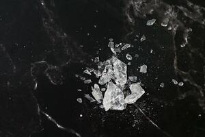 bultos de alumbre en un negro antecedentes. eso es un mineral con claro, blanco cristales, inodoro, astringente gusto, suelo dentro un blanco polvo ese se parece rock azúcar. foto