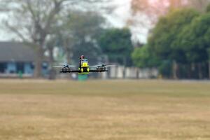 asiático alto colegio estudiantes demostrar volador drones o multirotor sin personal aéreo vehículo tecnología. suave y selectivo enfocar. foto