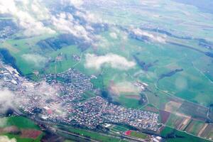 aéreo zumbido Disparo panorama ver de suizo pueblo de ziefen. foto