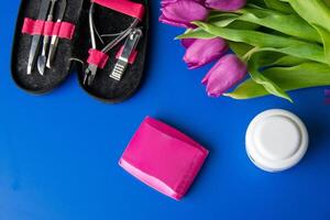 herramientas y productos cosméticos necesario para uña peinado en un blanco antecedentes. foto
