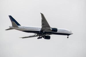 blanco pasajero avión volador en el cielo increíble nubes en el antecedentes foto