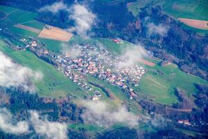 aéreo zumbido Disparo panorama ver de suizo pueblo de ziefen. foto