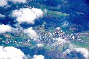 aéreo zumbido Disparo panorama ver de suizo pueblo de ziefen. foto