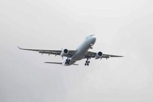 blanco pasajero avión volador en el cielo increíble nubes en el antecedentes foto