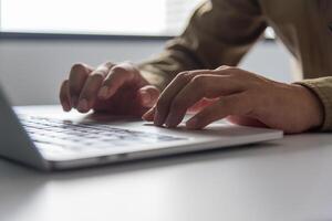 de cerca manos mecanografía en un ordenador portátil teclado, digital trabajo vida digital fluir de información en el moderno profesional trabajando en un proyecto o comunicación. social red Internet en línea foto