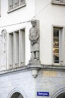 escénico verano ver de el antiguo pueblo arquitectura de Zurich foto