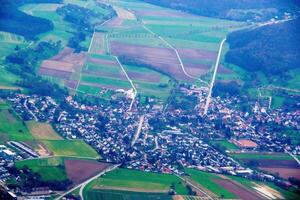 aéreo zumbido Disparo panorama ver de suizo pueblo de ziefen. foto