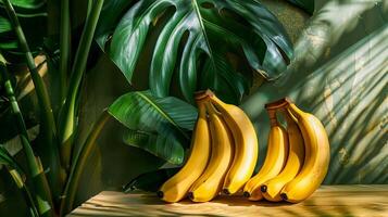 maduro bananas en un de madera superficie, tropical antecedentes. foto