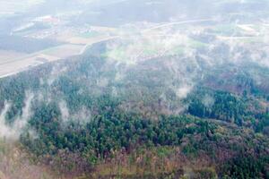 aéreo zumbido Disparo panorama ver de suizo pueblo de ziefen. foto